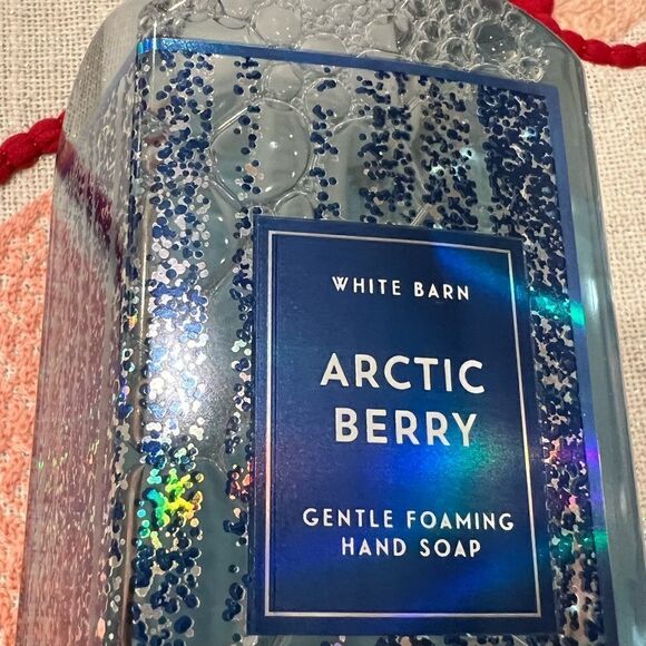 Arctic Berry foam hand soap by White Barn for B&BW - Picture 2 of 4